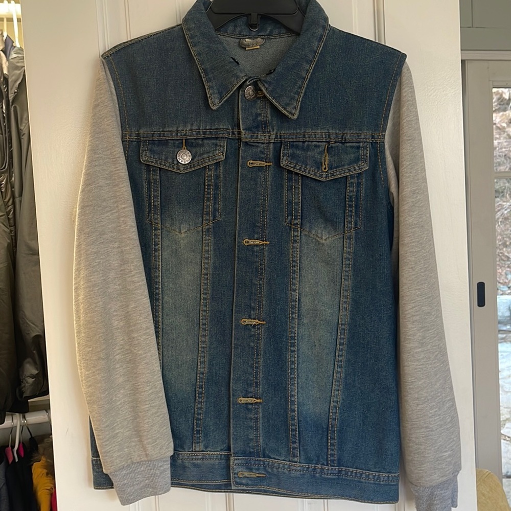 Jean jacket with cloth sleeve